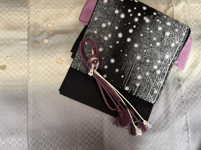 一目ぼれした黒地に雪が舞い散る街路樹を描いた帯