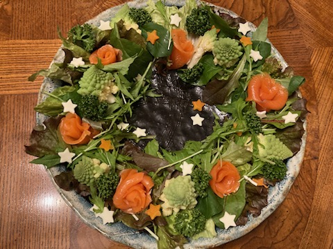 サーモンを薔薇にして 星降るリースサラダ