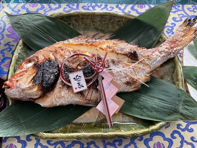 黒釉の器に盛る和菓子