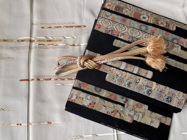 鳩羽色(シルバーグレー)の地に古典模様の付け下げ