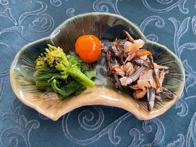 粉引の器に盛る煮物