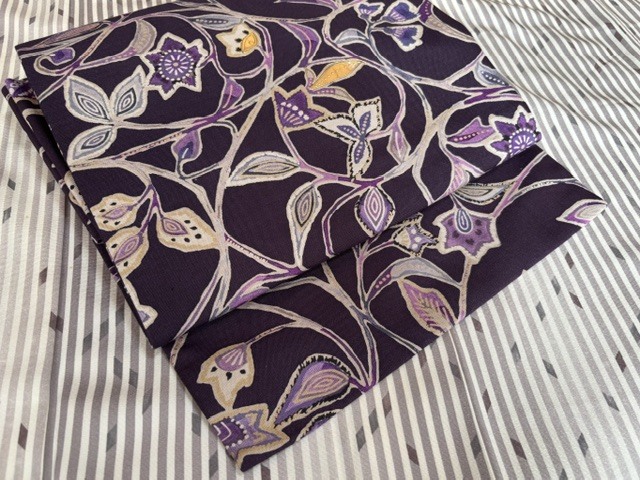 紫地のろうけつ染めのエスニックな柄の名古屋帯