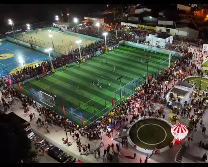 Vista aérea do Complexo Esportivo COHAB com campos iluminados e público em Picos, Piauí