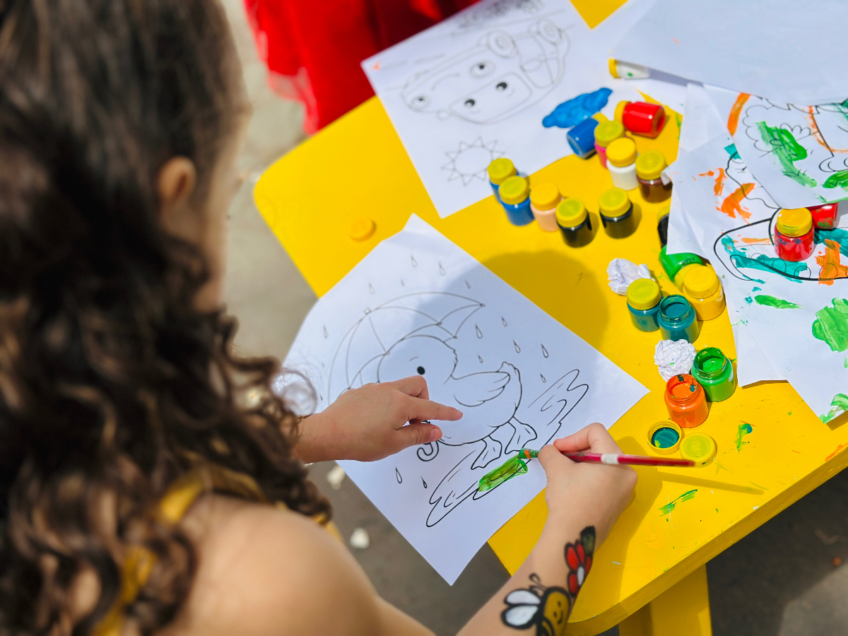 Crianças criando arte no NAICA