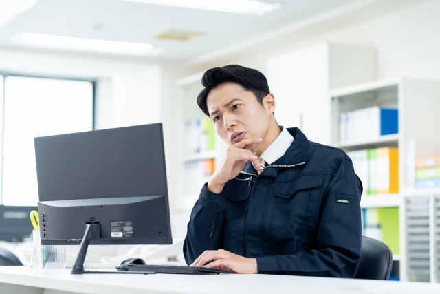 比較表を検討する担当者