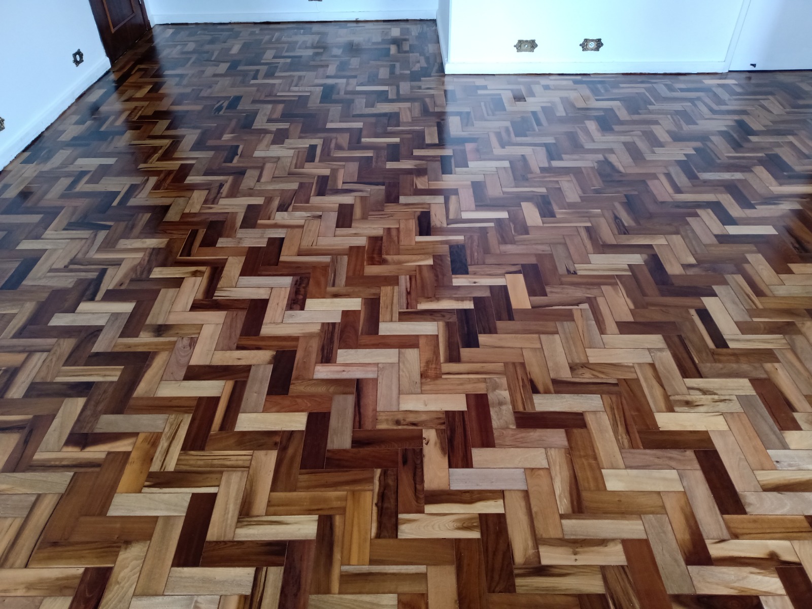 Piso de taco desgastado precisando de restauração