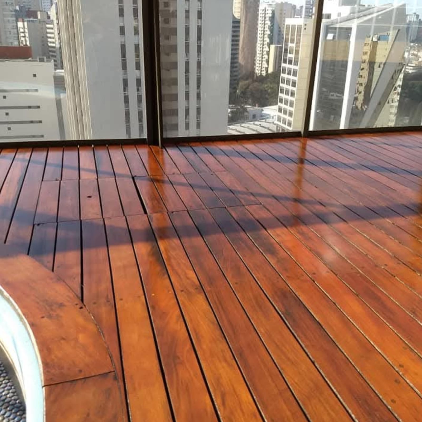 Resultado final com madeira renovada e valorizada