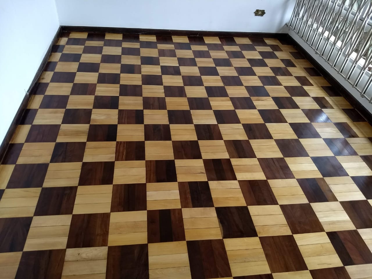 Piso restaurado com lixamento e acabamento profissional