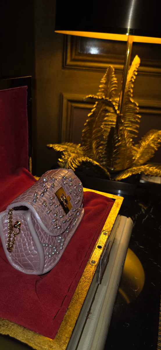 PINK-LISA — Sac crocodile porosus rose broderie perles or diamants rubis — EUTHAGÁ PARIS