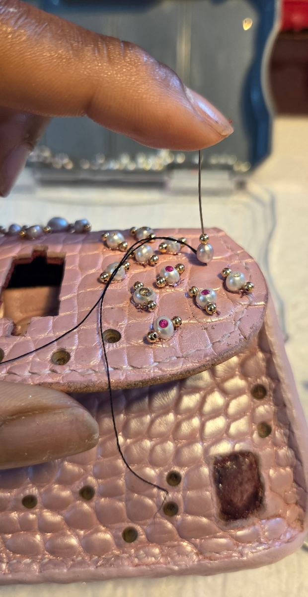 PINK-LISA — détail broderie perles rubis diamants