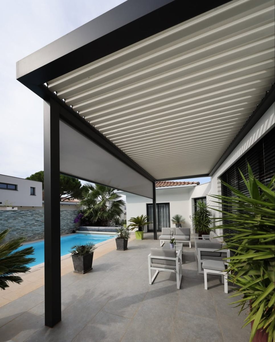 Pérgola Bioclimática em Área de Piscina