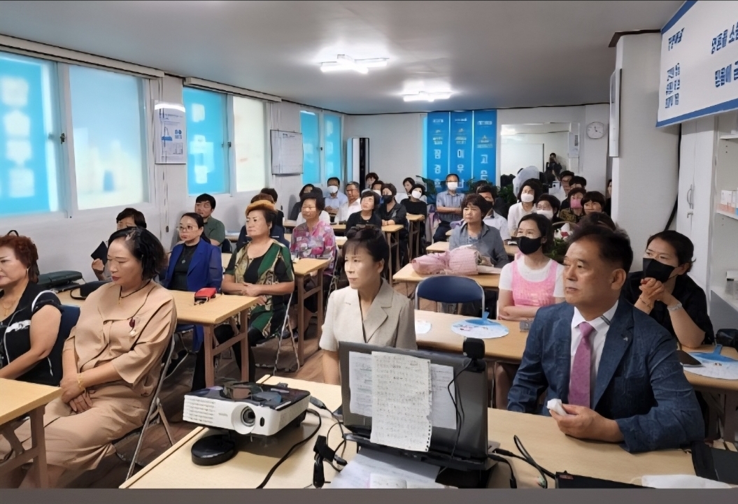 센터 강의에 열중인 회원들