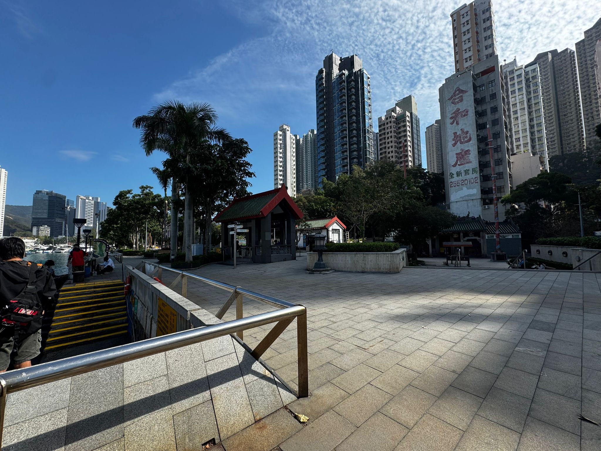 鴨脷洲洪聖古廟碼頭