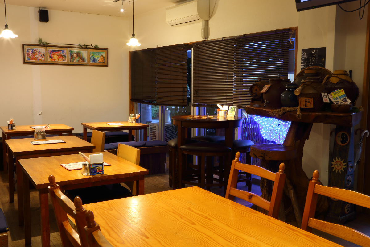沖縄料理と美味いもん てぃーだむーん 店内