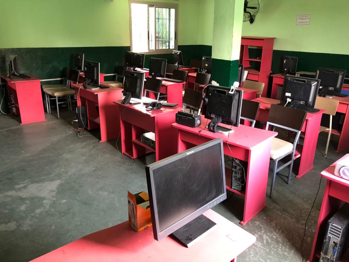 Salle informatique IP-TIA — postes de travail équipés