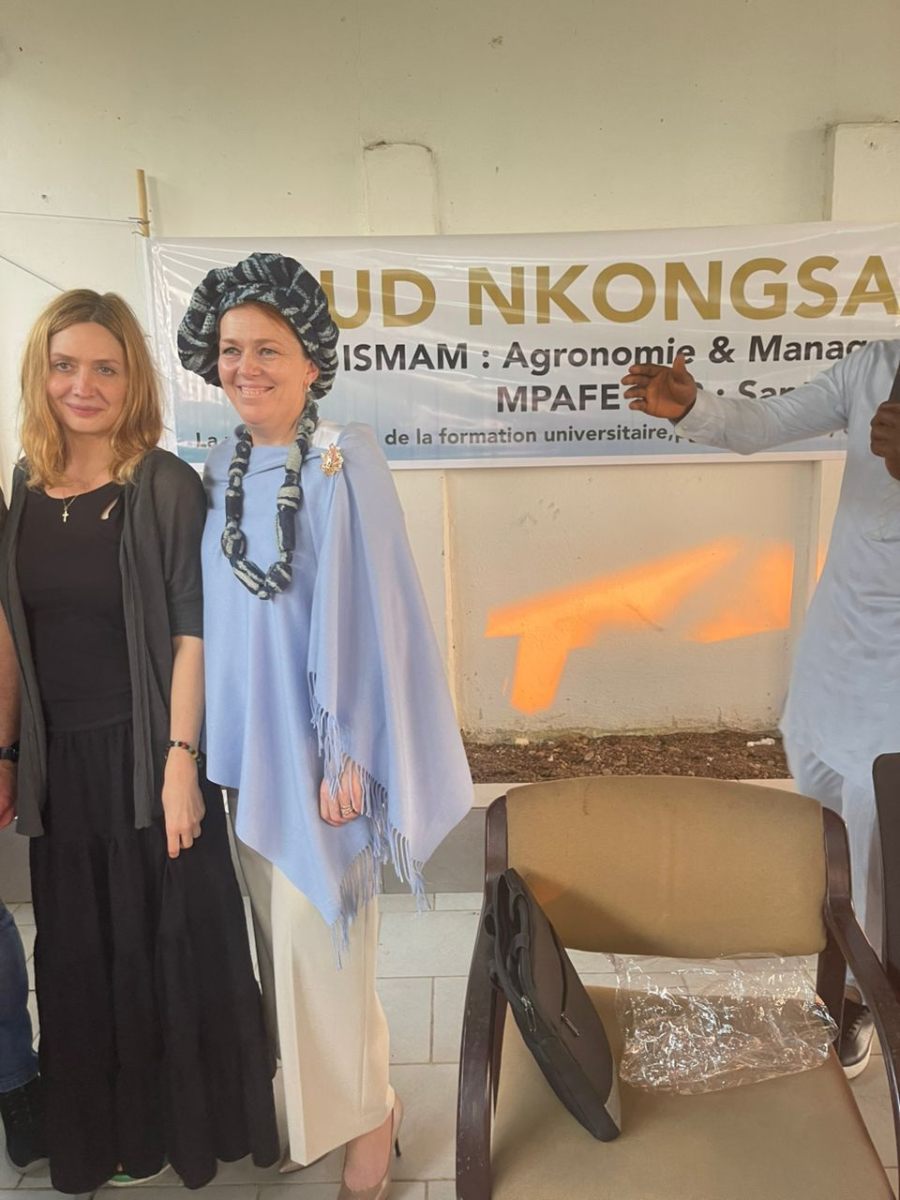 Visite officielle — Partenaires russes devant la bannière INUD Nkongsamba