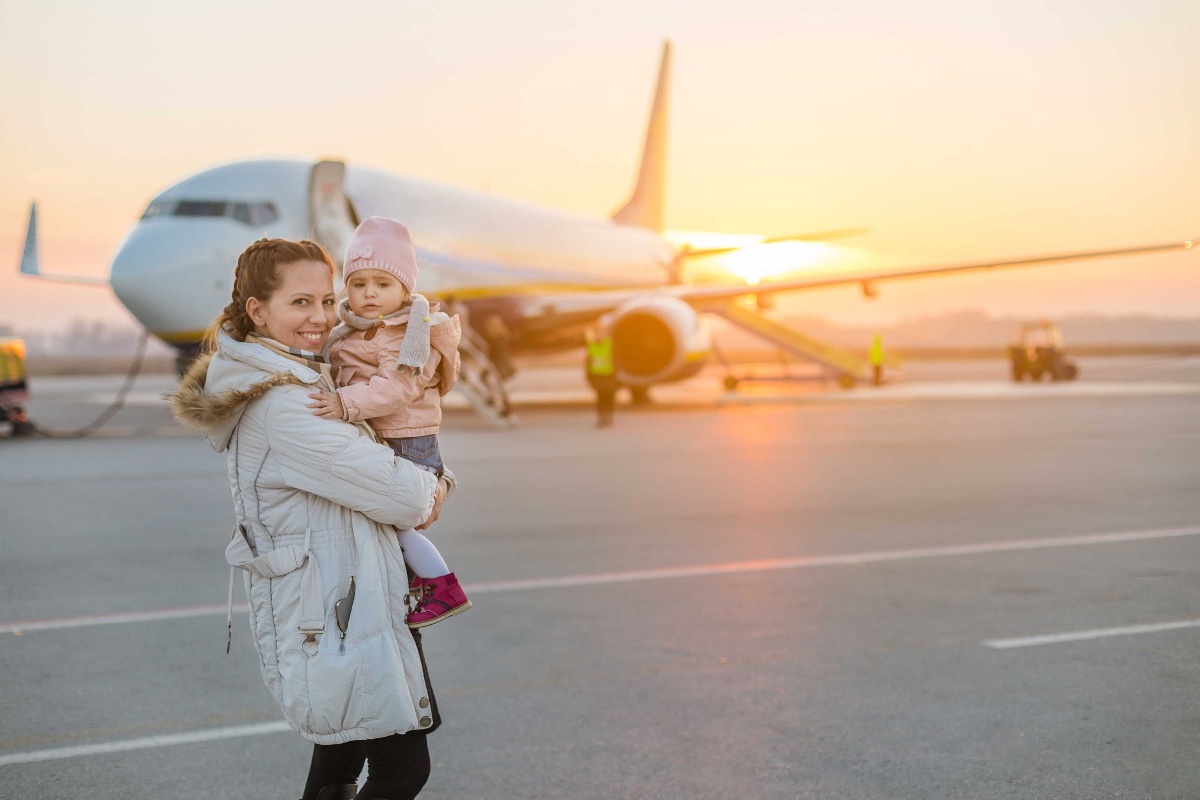 Madre con bebé en aeropuerto