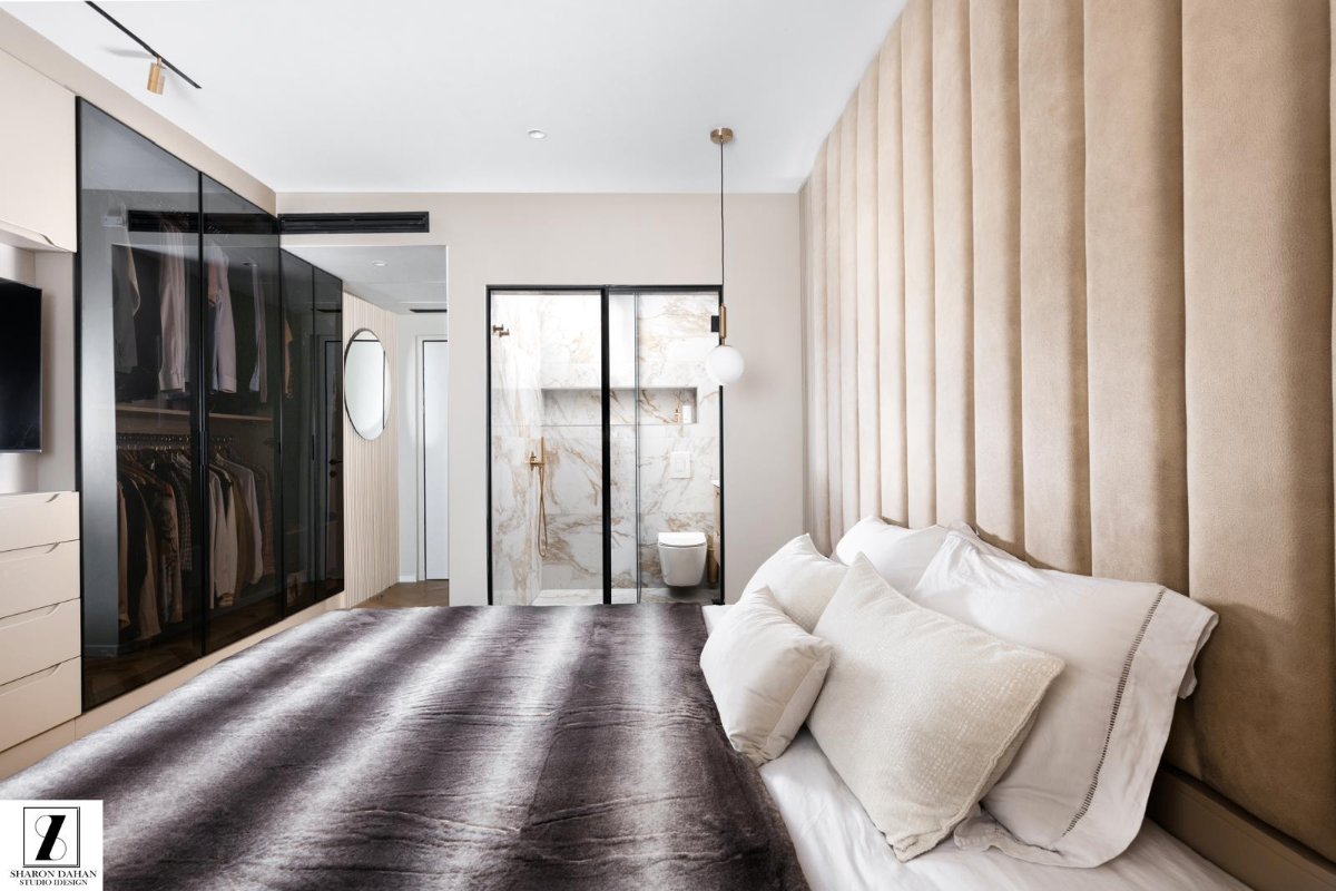 חדר שינה מודרני עם חדר ארונות וחדר רחצה