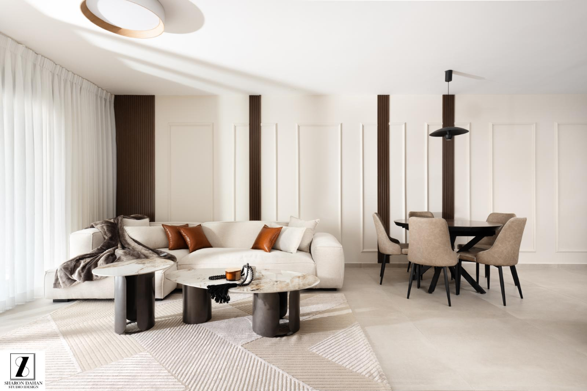 Salon moderne avec boiseries, canapé blanc et table marbre dans design contemporain raffiné