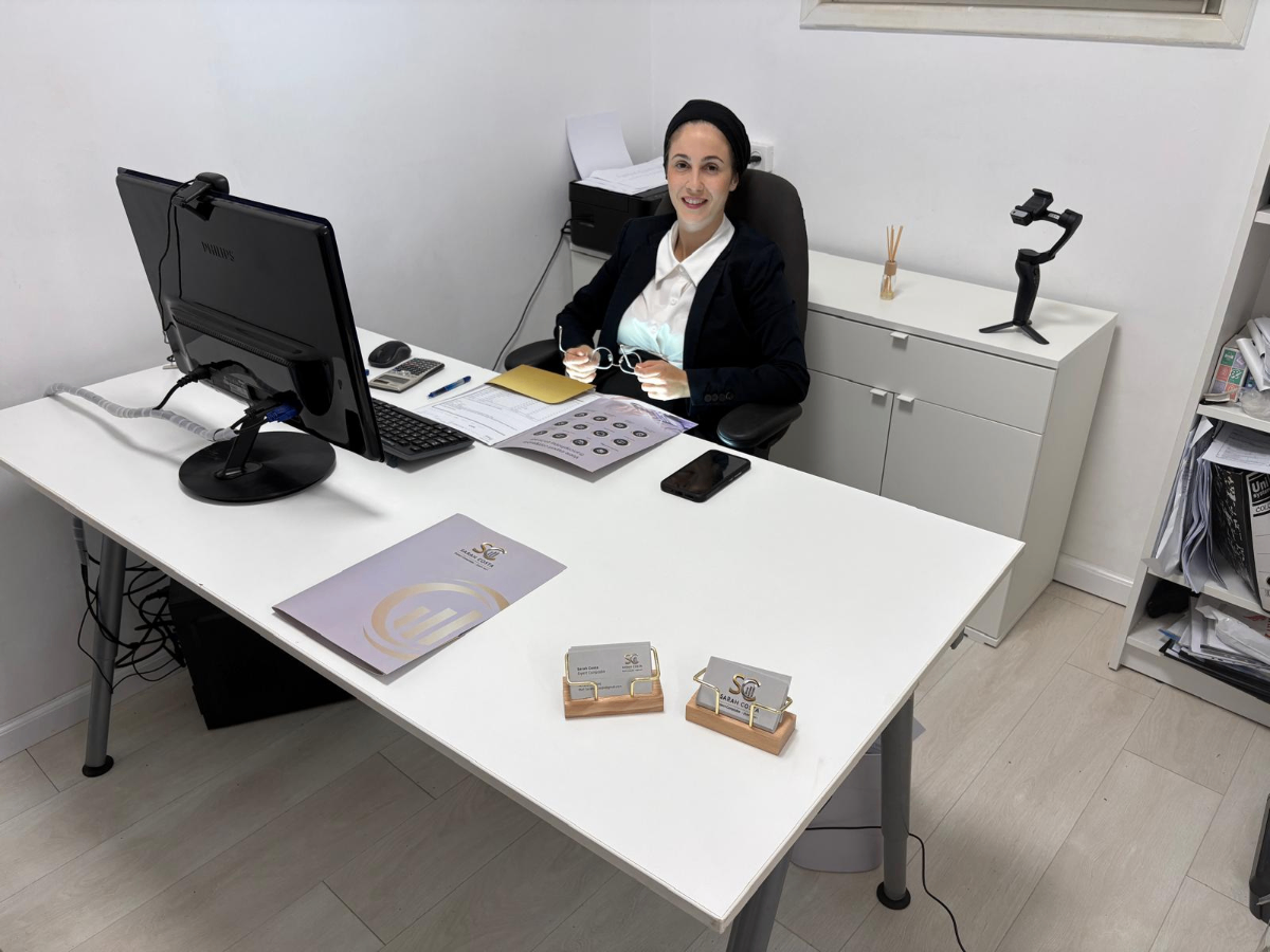 Sarah Costa dans son bureau à Netanya