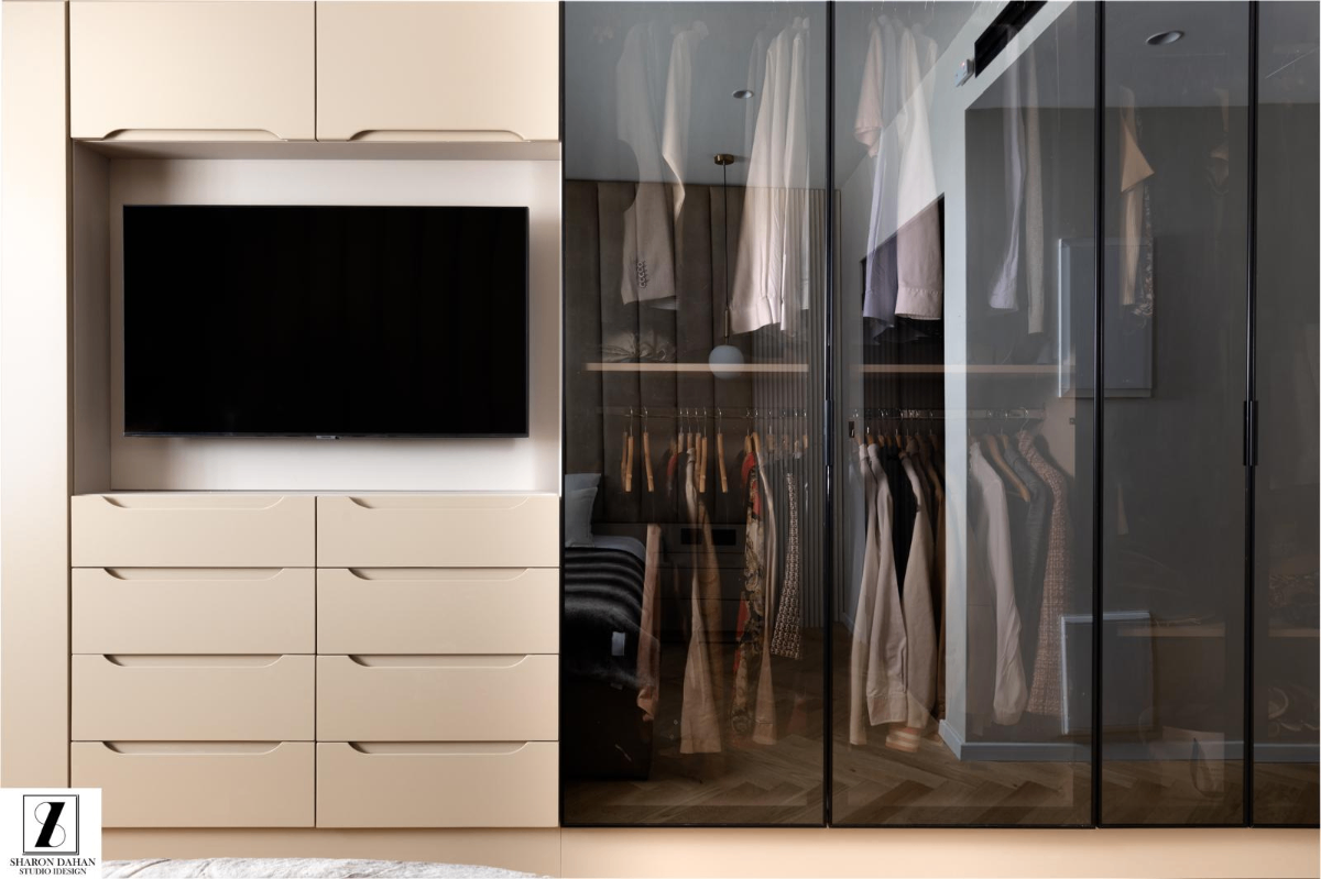 Dressing moderne avec placard vitré et rangements optimisés