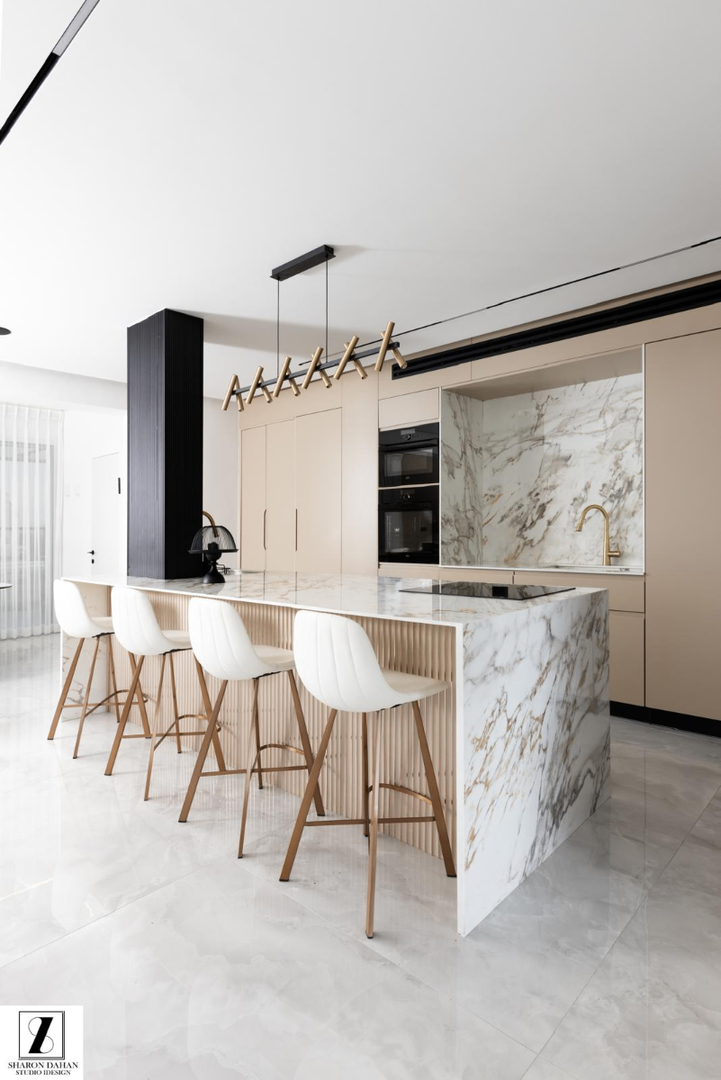 Cuisine moderne avec îlot en marbre et suspensions design géométriques