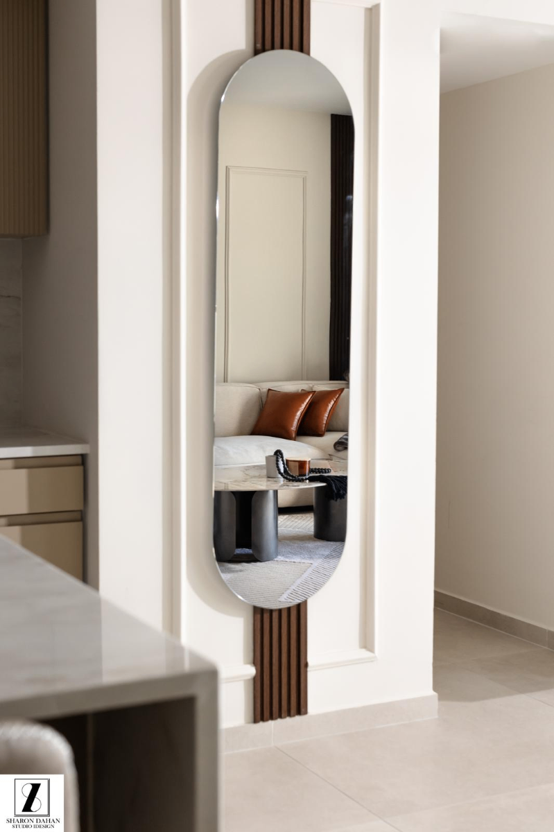 Intérieur moderne avec miroir arrondi et détails architecturaux raffinés