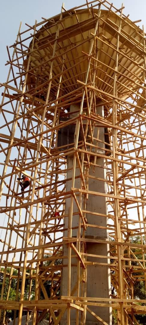 Château d'eau en construction — Échafaudages bois