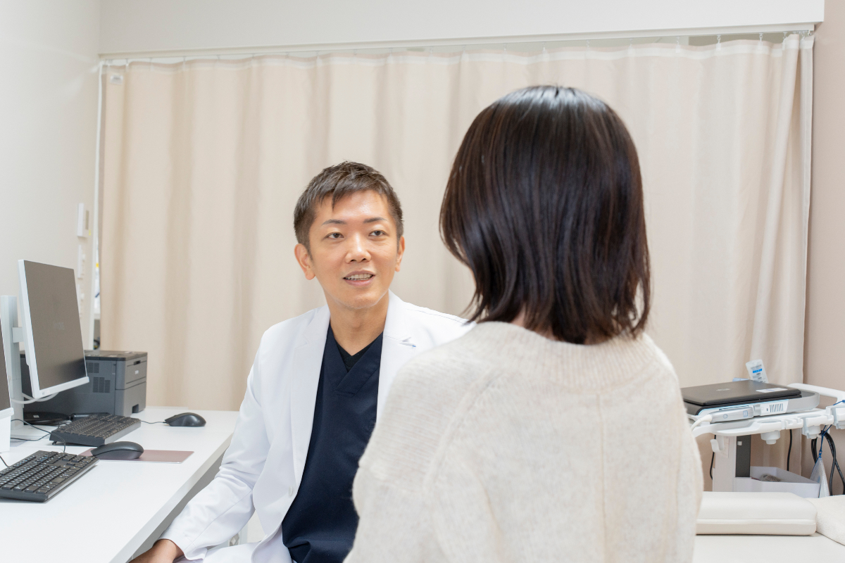 医師による丁寧な診察の様子