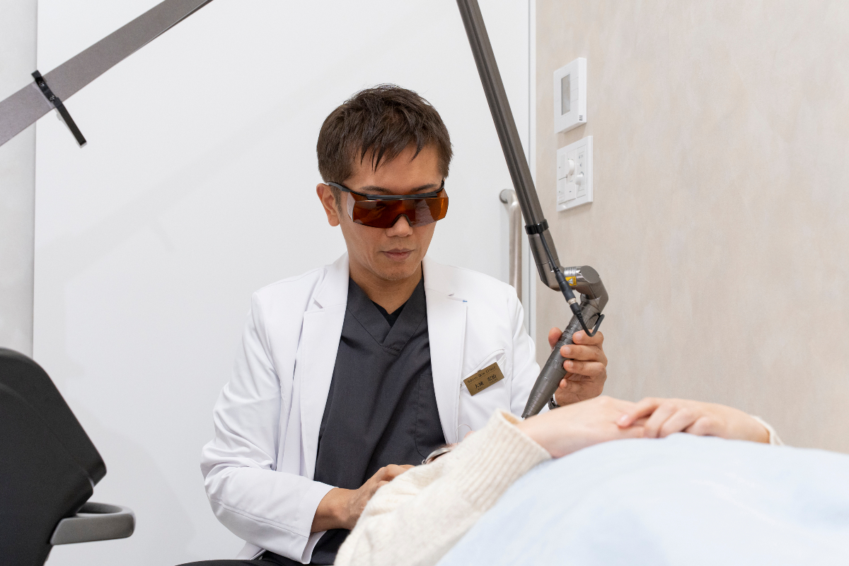 医師による施術の様子