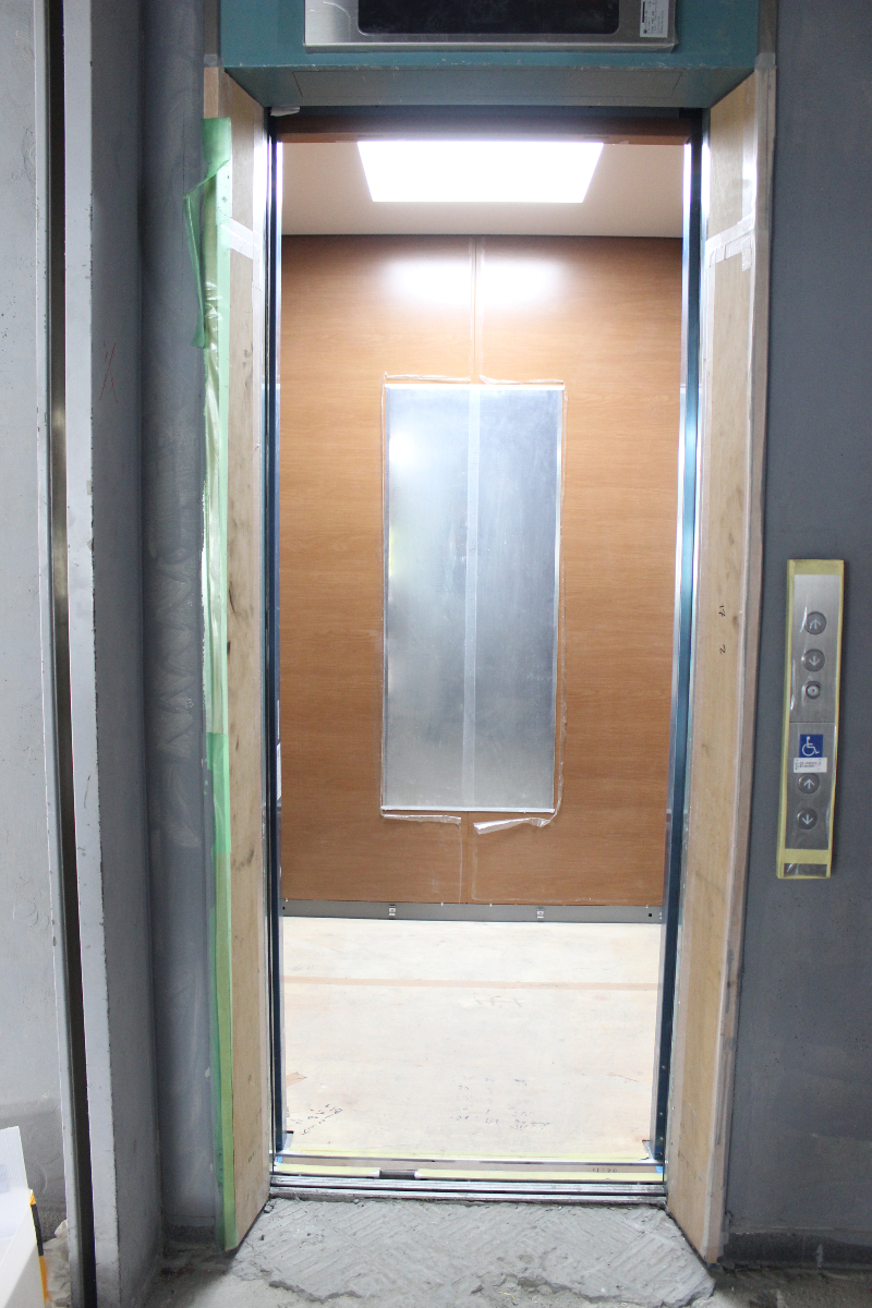 施工前のエレベーター内部