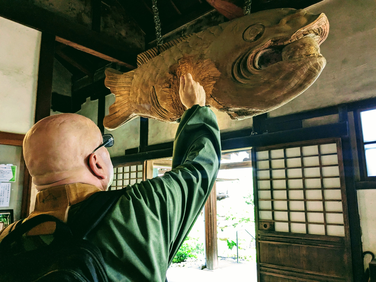 Pierre hitting the "gyoban" fish-gong