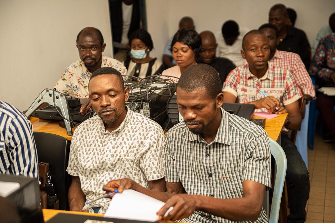 Participants en travaux de groupe et prise de notes