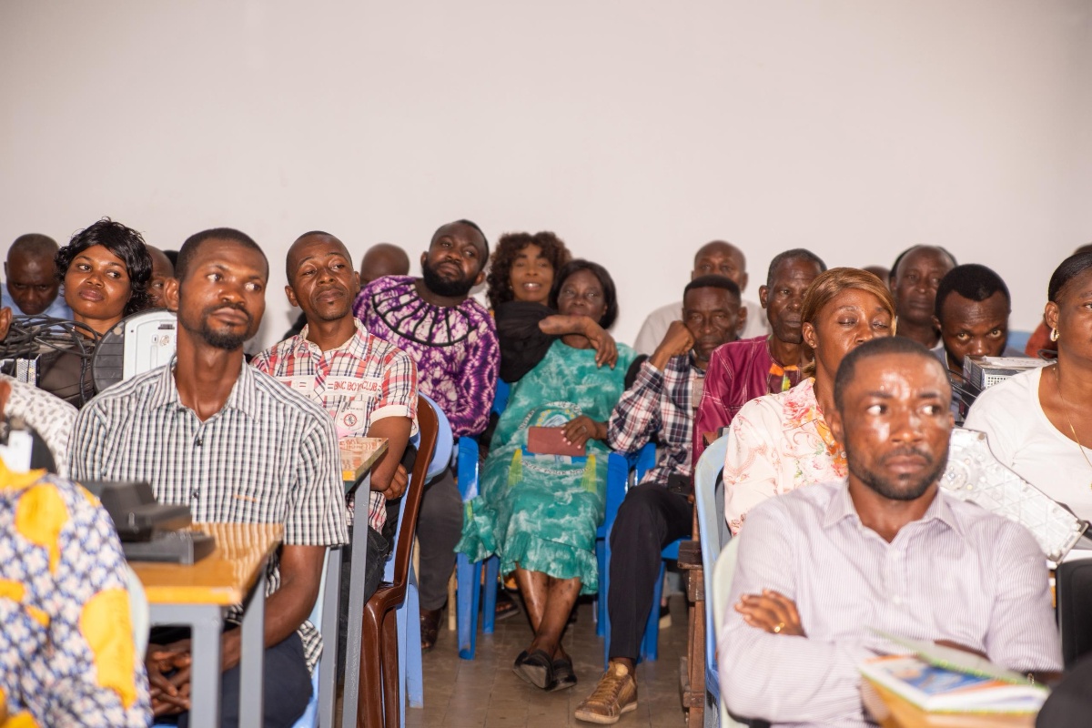 Les participants attentifs durant les présentations