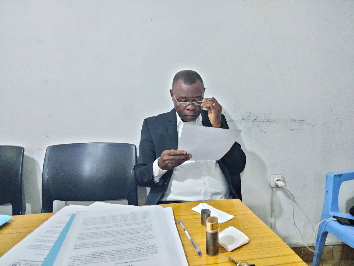 Un participant en pleine lecture des documents de travail