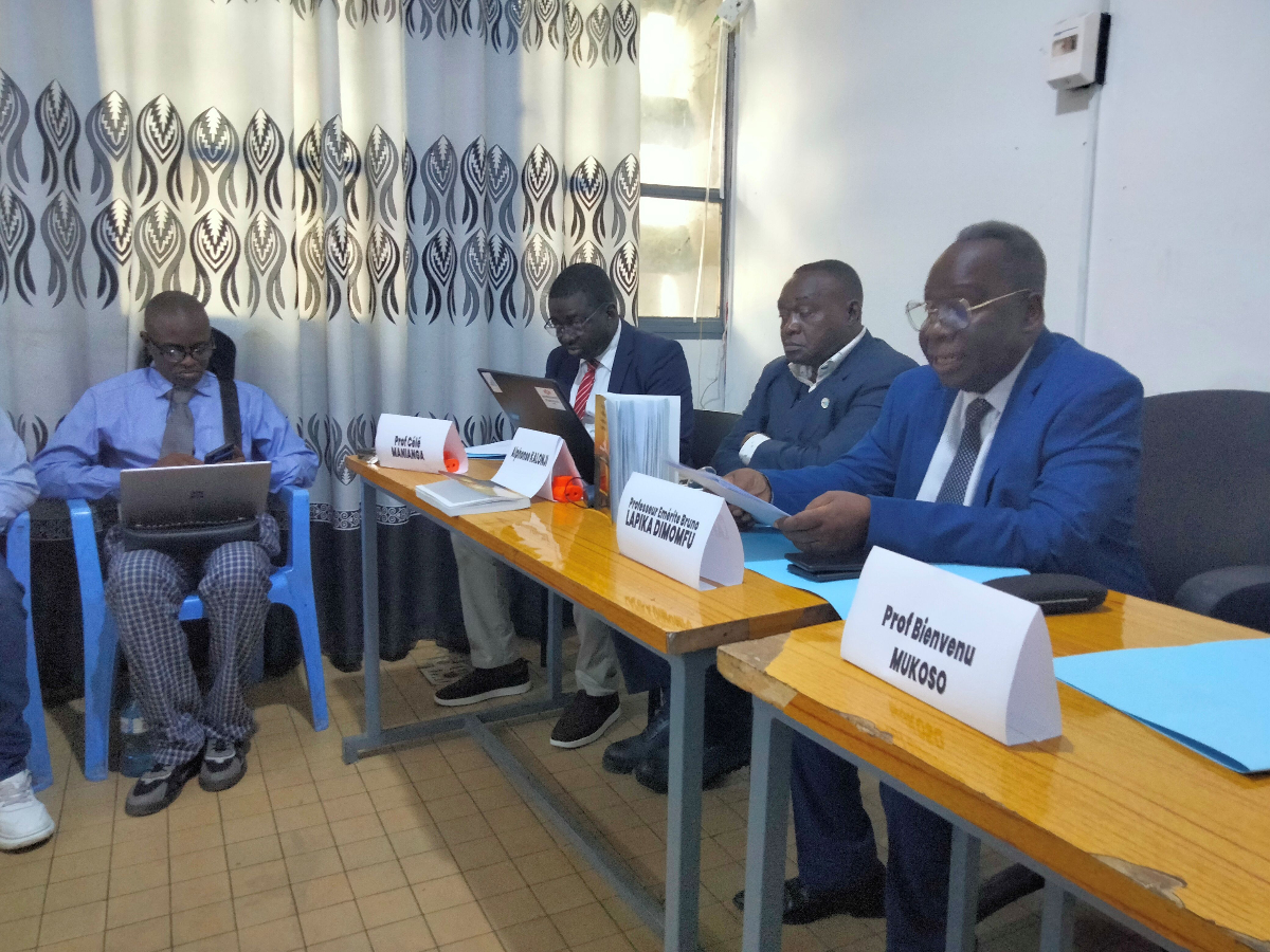 Vue d'ensemble de la table officielle avec les intervenants de l'atelier