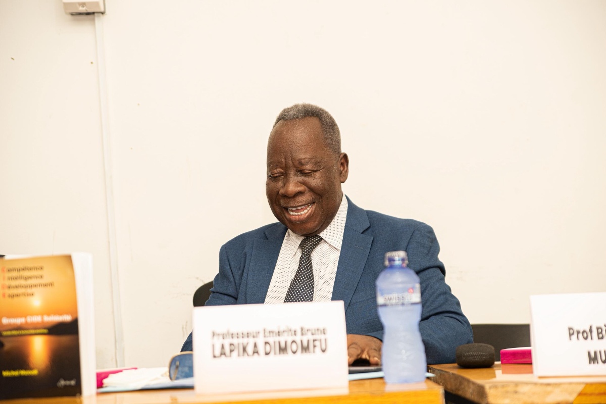 Prof. Émérite Bruno Lapika Dimomfu — moment de détente et de bonne humeur