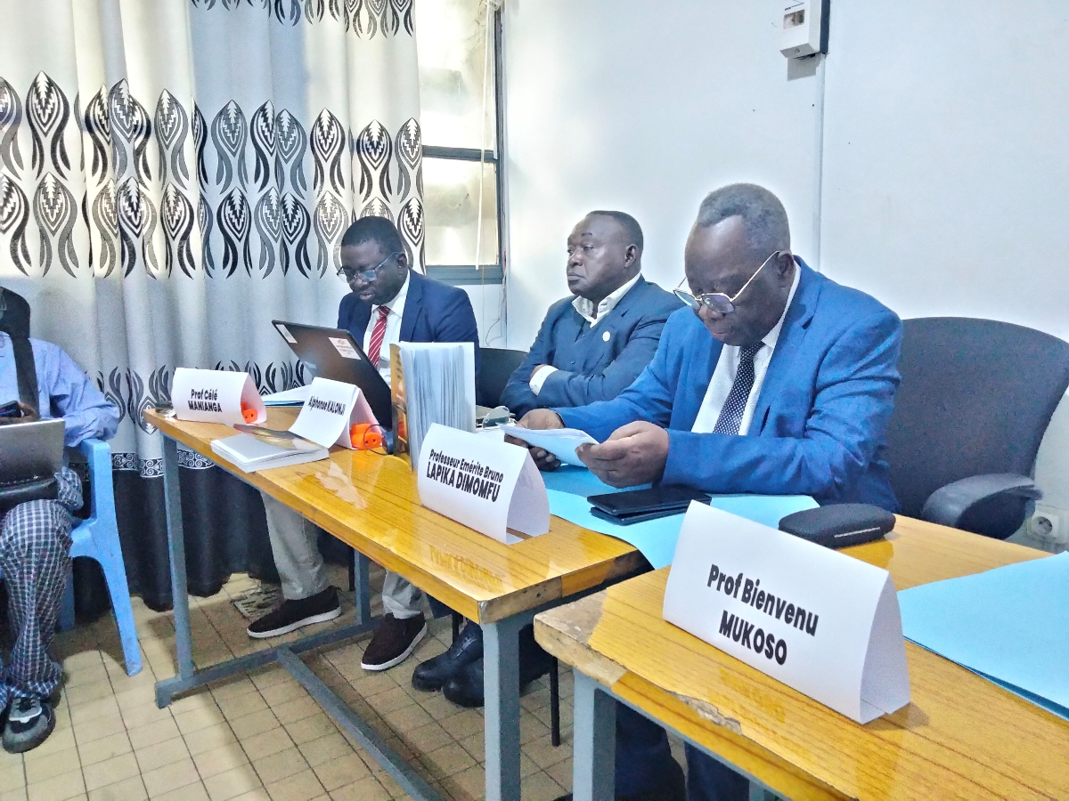 Les membres du présidium en séance — Prof. Lapika Dimomfu, Prof. Mukoso et autres