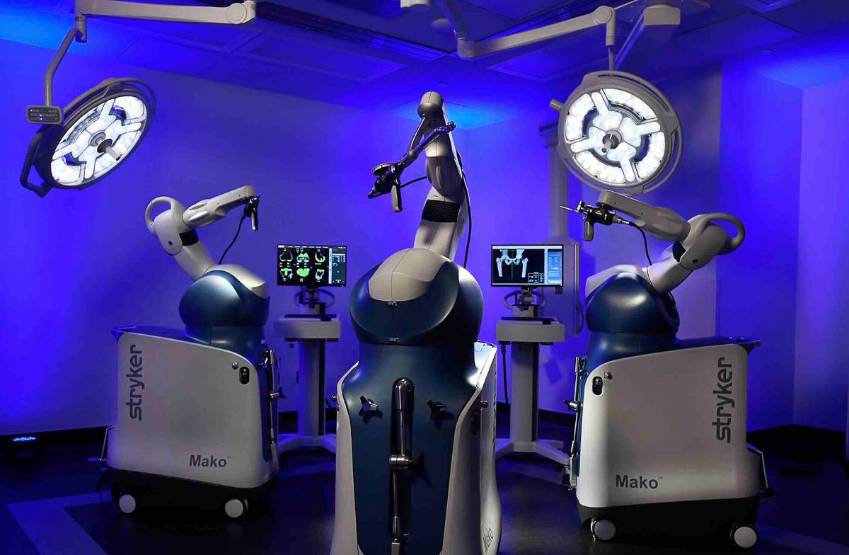 Sistema de cirugía robótica MAKO SmartRobotics en quirófano moderno - Tecnología de precisión submilimétrica para reemplazo de cadera y rodilla