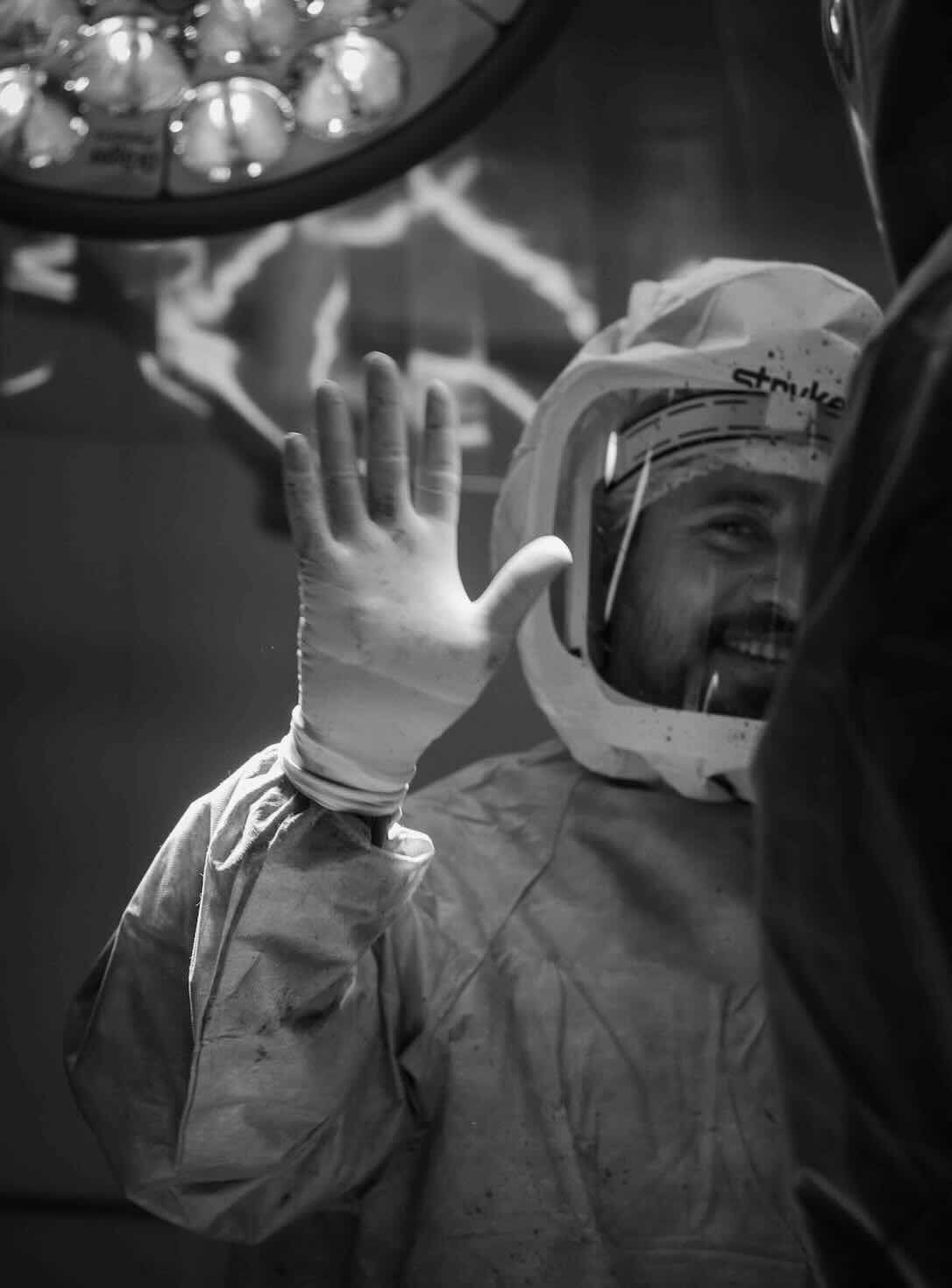 Dr. Andrés Anania explicando planificación 3D de cirugía robótica MAKO a paciente en consultorio