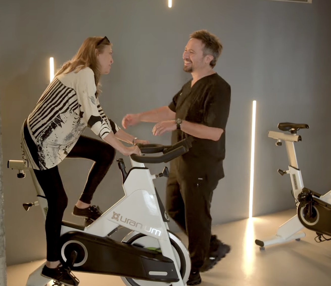 Control postoperatorio de cirugía robótica - Dr. Anania revisando evolución y movilidad del paciente