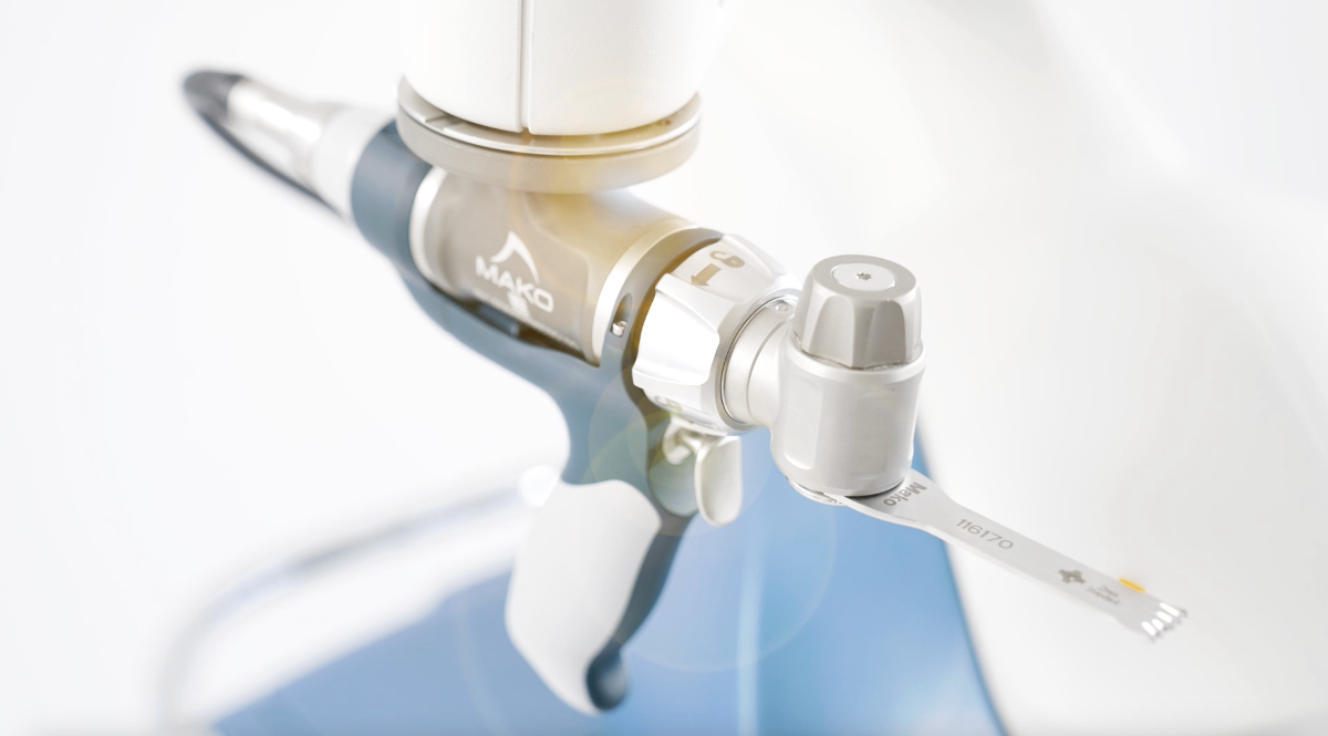 Precisión submilimétrica Mako SmartRobotics en cirugía robótica de reemplazo de cadera y rodilla artrosis