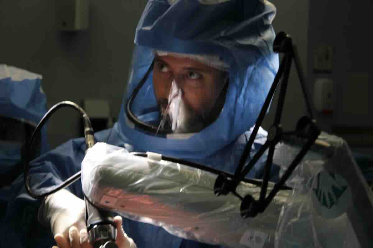 Brazo robótico MAKO SmartRobotics guiando cortes óseos con precisión submilimétrica durante cirugía de reemplazo articular