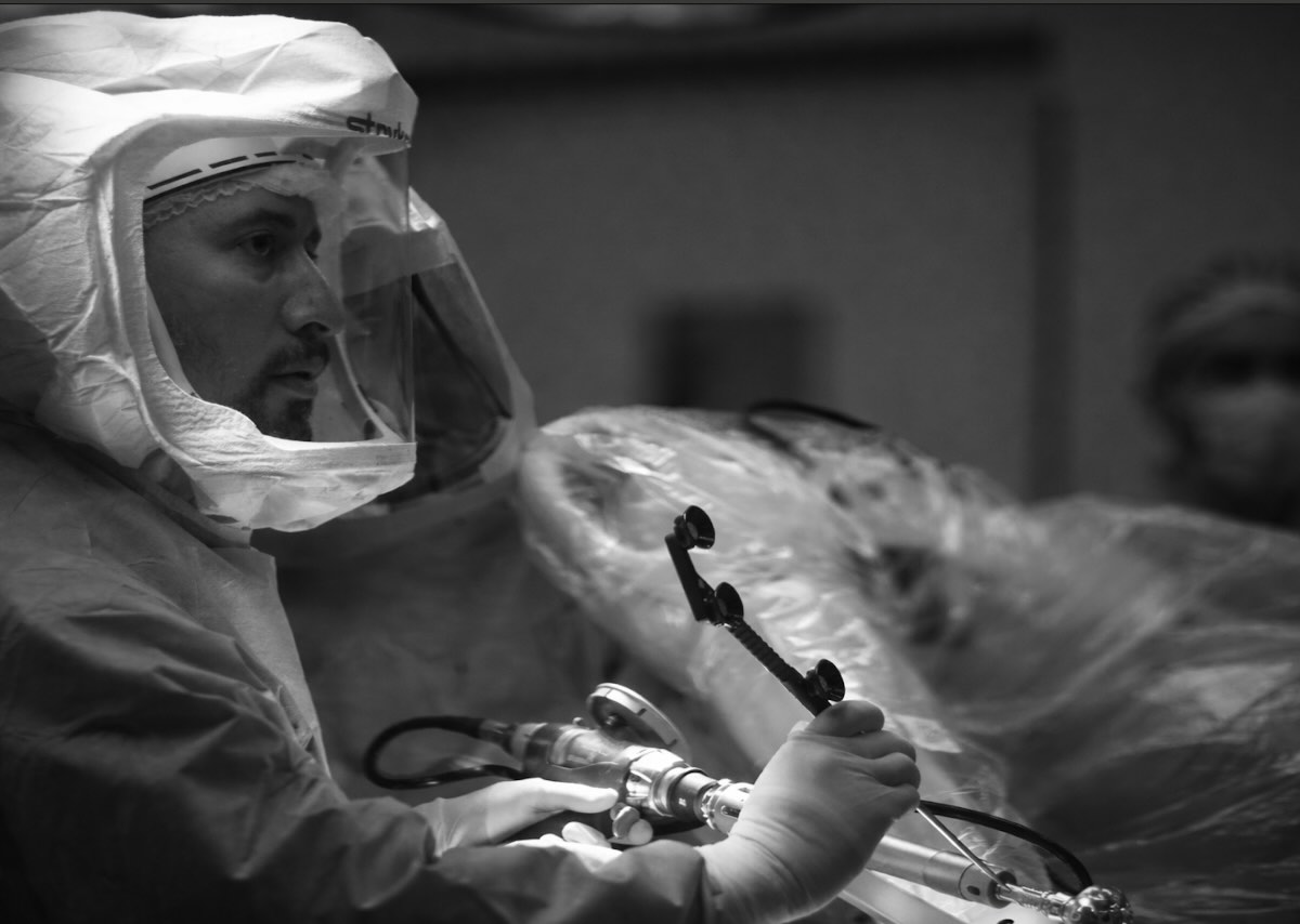 Sala de operaciones moderna con sistema robótico MAKO para cirugía de cadera - Sanatorio Finochietto Buenos Aires