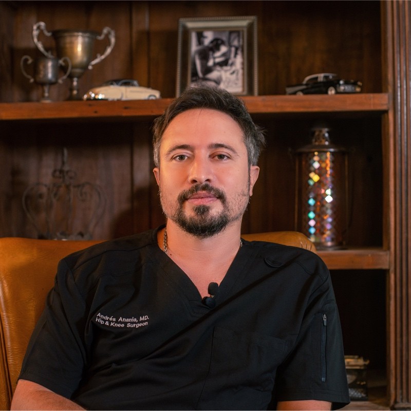 Dr. Andrés Anania, médico traumatólogo especialista en cirugía robótica de cadera y rodilla - Retrato profesional