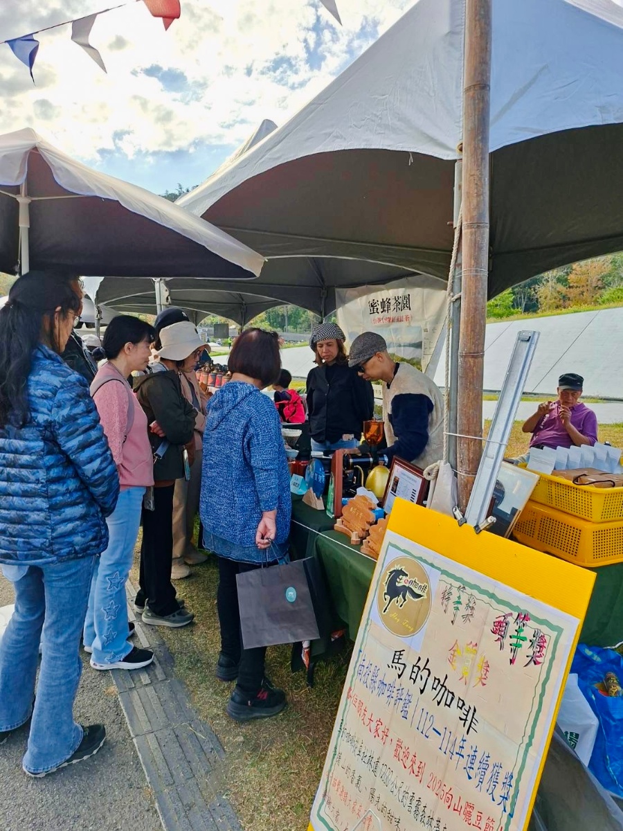 向山曬豆節活動現場 - 馬的咖啡攤位人潮熱絡