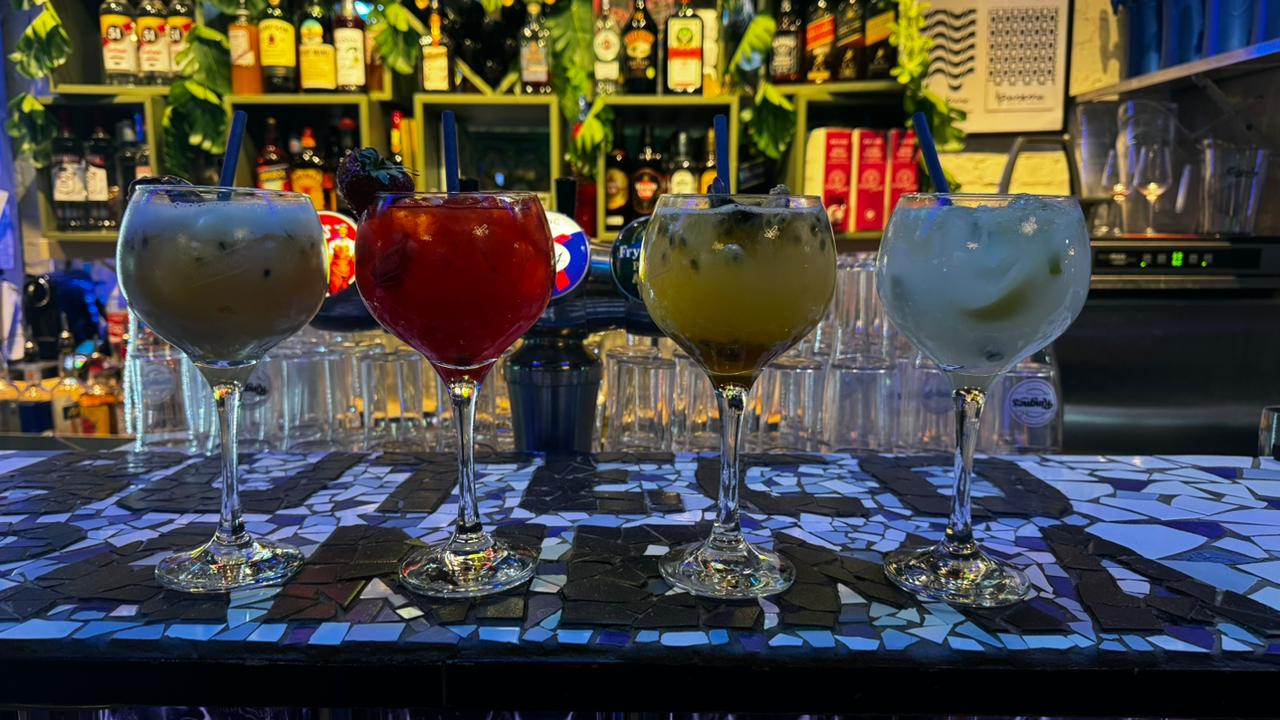 Caipirinha brasileira tradicional com cachaça, limão e açúcar