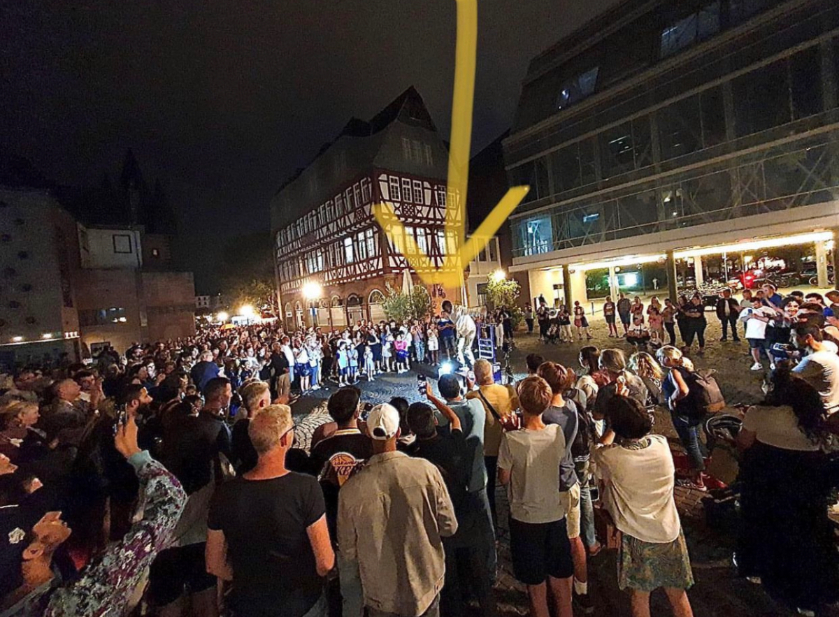 The King of Balance street show at Frankfurt RΓΆmer with massive crowd gathered at night The King of Balance street show at Frankfurt RΓΆmer with massive crowd gathered at night