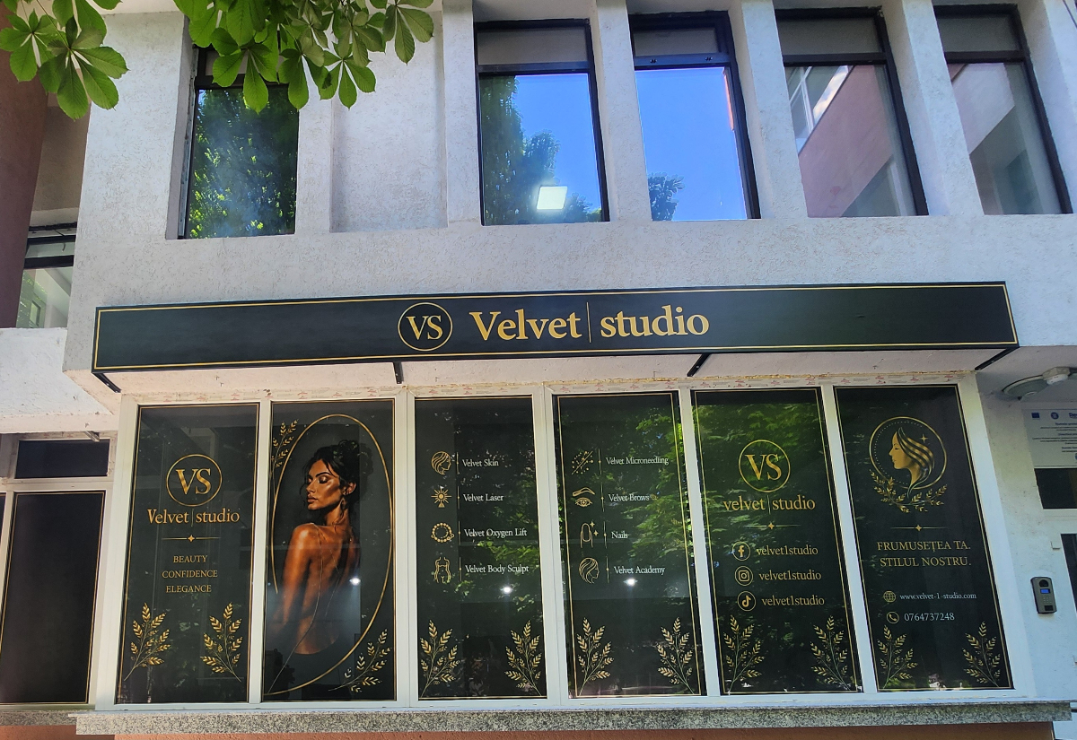 Fațada Exterioară Velvet 1 Studio Fațada exterioară Velvet 1 Studio - intrarea în salon