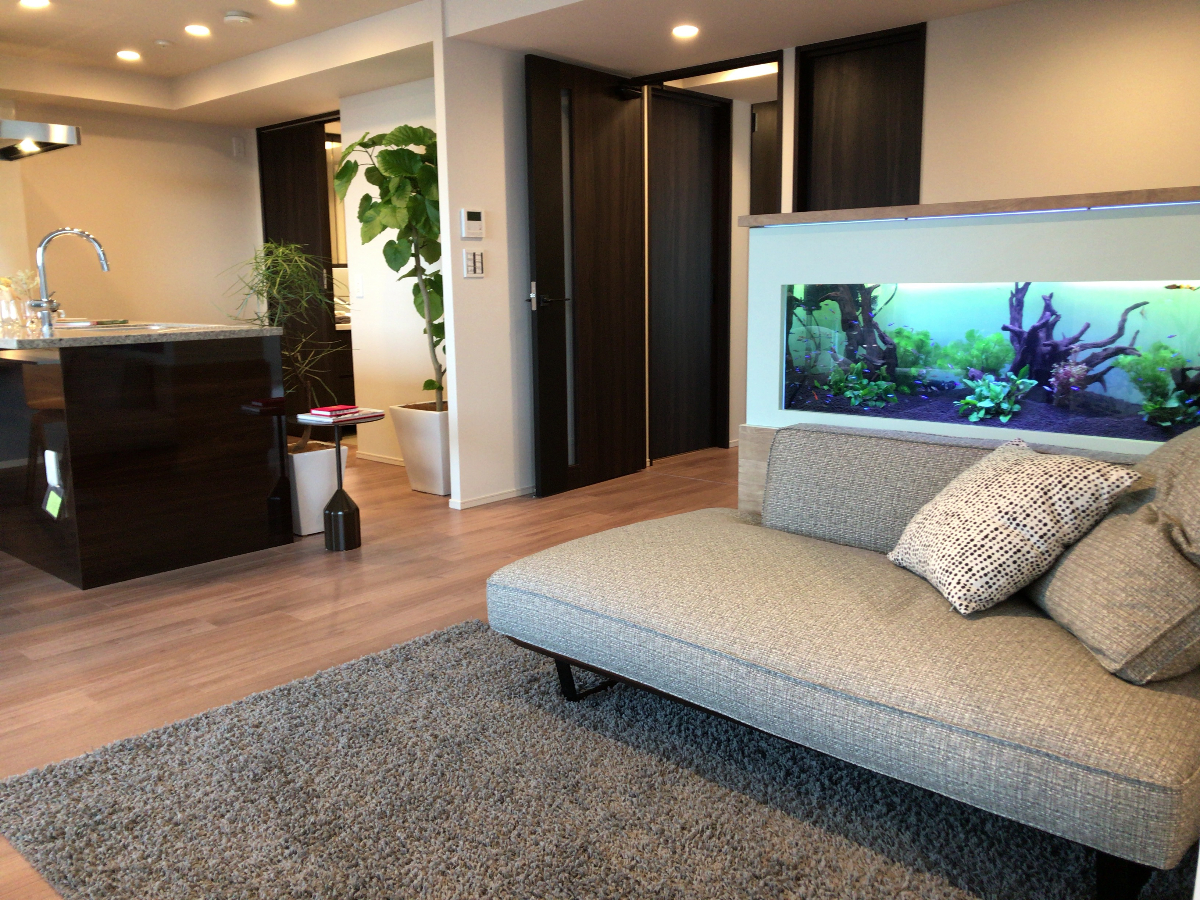 アクアリウム空間デザイン（神戸のリビングに設置された水槽）